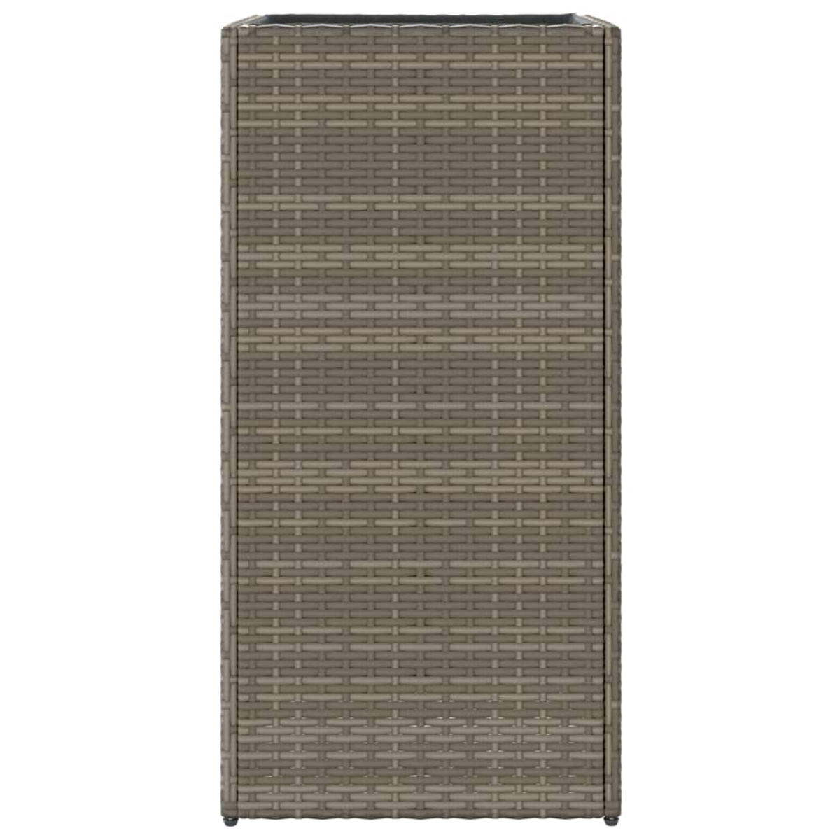 Un cesto rettangolare in rattan grigio con inserto nero in cima.