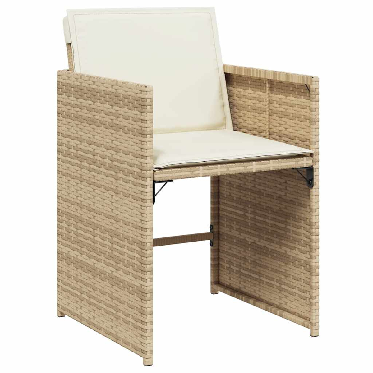 Una silla beige de mimbre con cojines color crema.