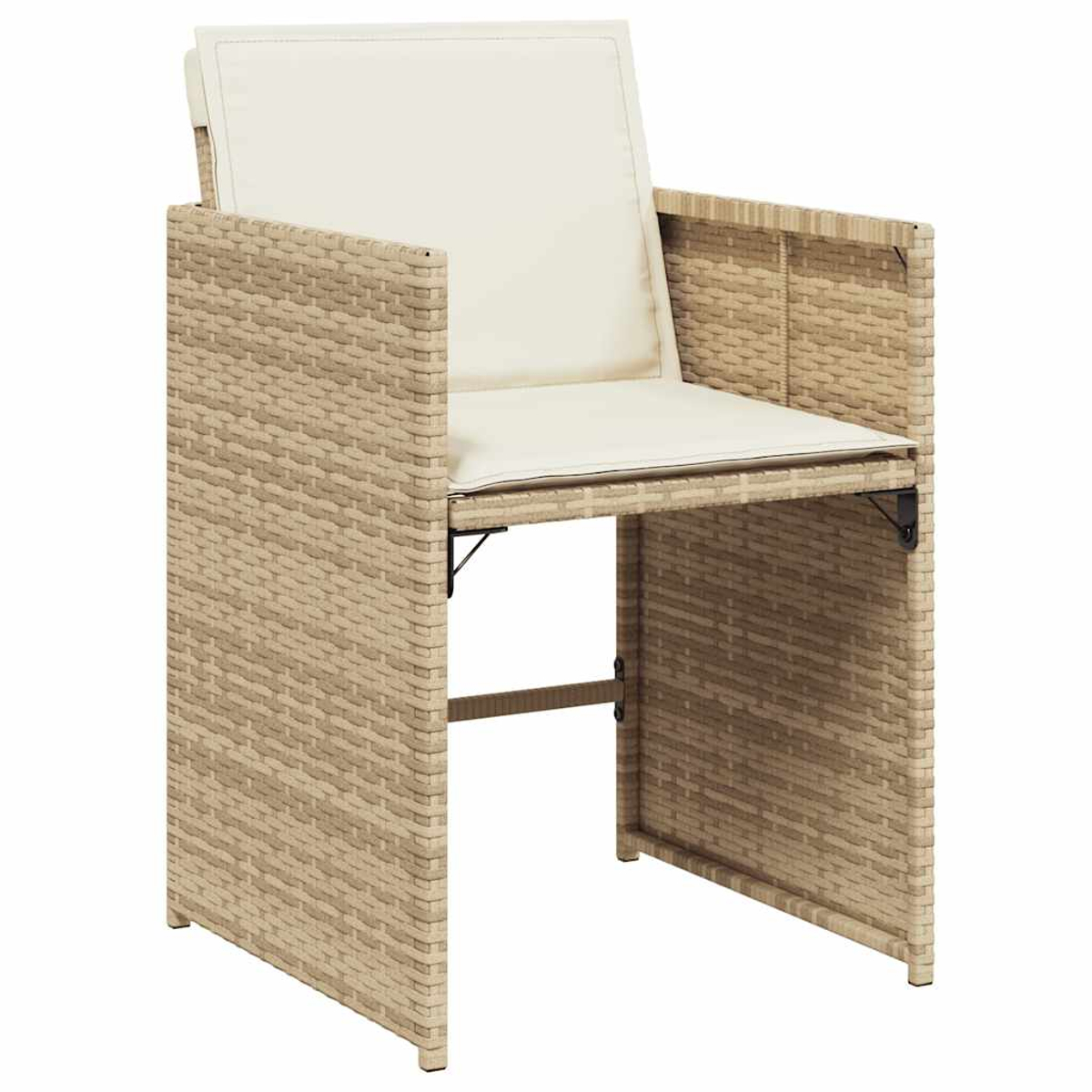 Ein beiger Rattansessel mit weißen Kissen, von vorne.