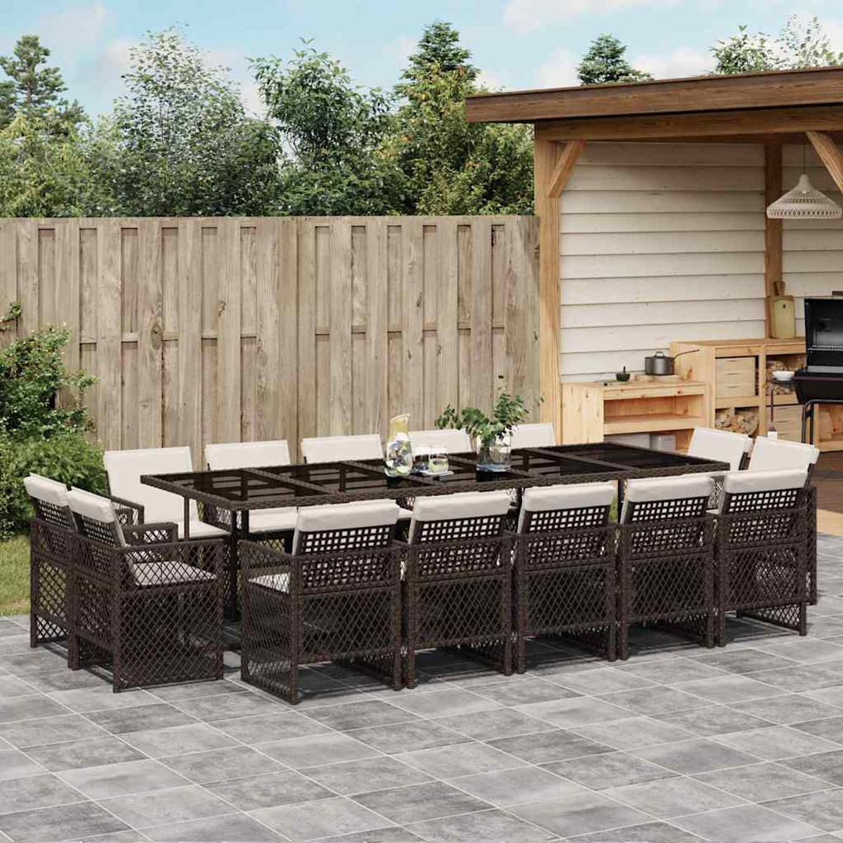 Dunkelbraune Gartenmöbelgarnitur mit Tisch und 12 Stühlen mit beigen Kissen.