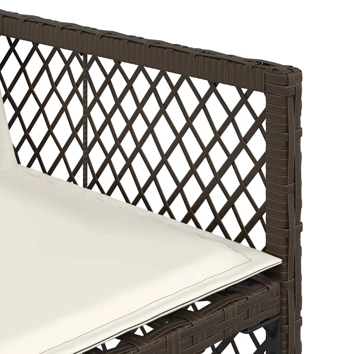 Brauner Rattan-Stuhl mit weißem Kissen und Gittermuster-Rückenlehne.