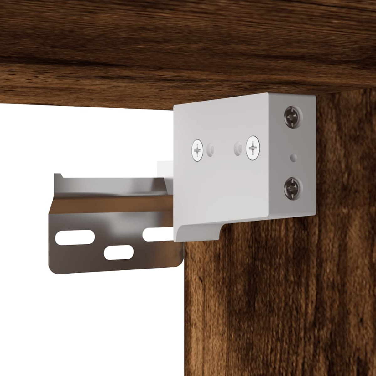 Ein weißer Metallwinkel mit Schrauben an einem Holzbrett befestigt.