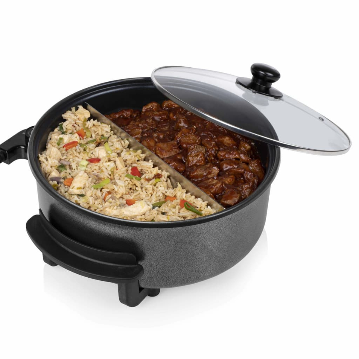 Sartén eléctrica dividida con arroz frito y carne en salsa. Tapa entreabierta.