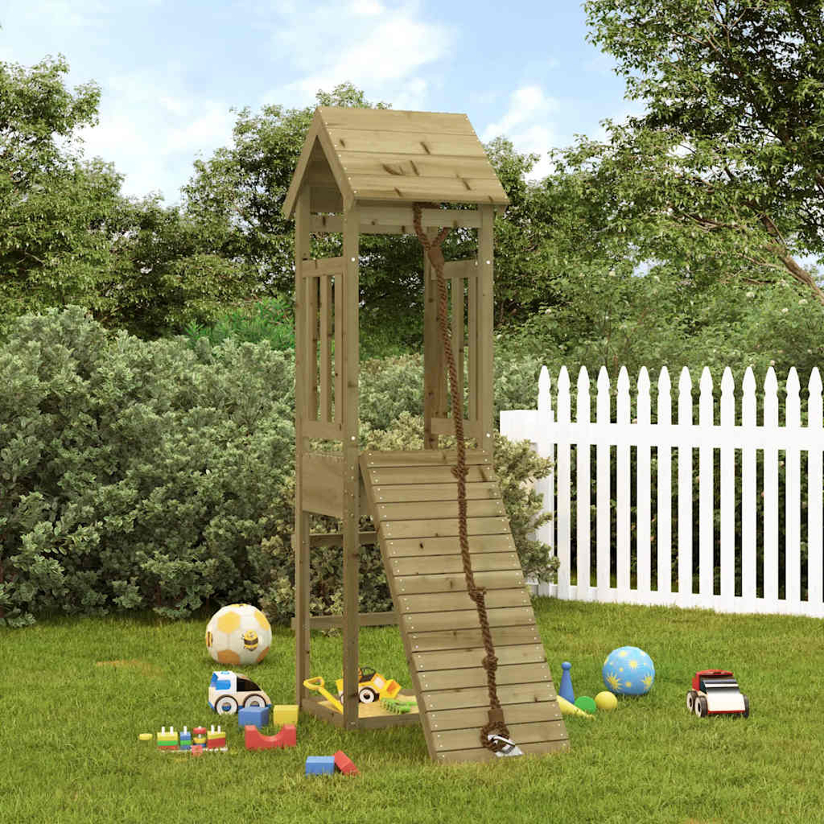 Holz-Spielturm mit Rutsche und Seil im Garten, Spielzeug auf dem Rasen.