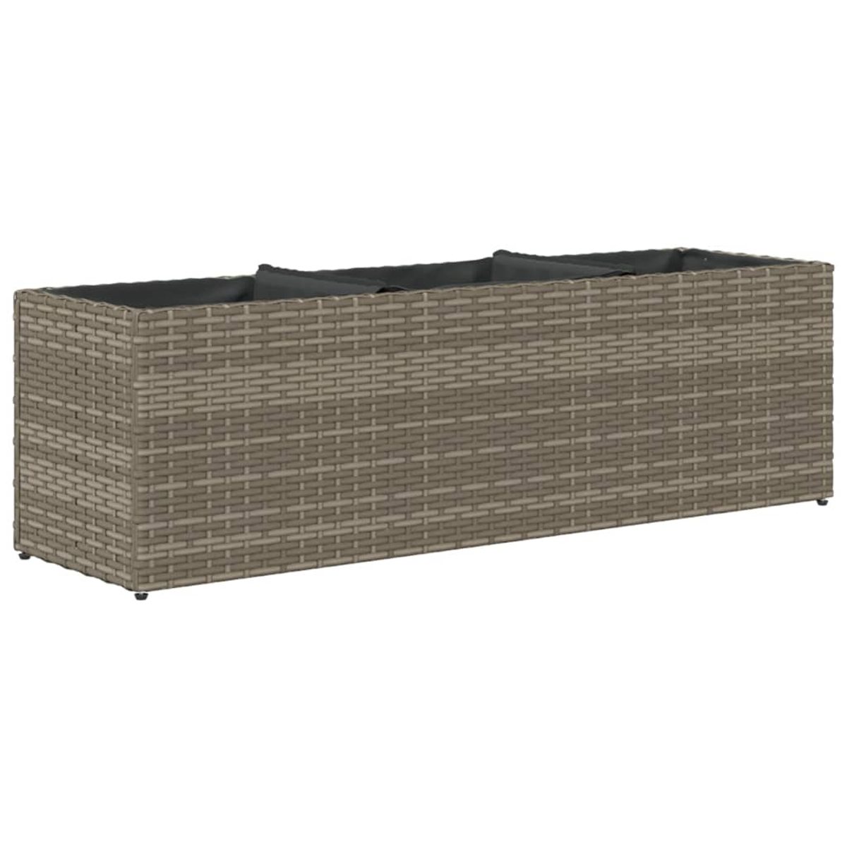 Fioriera in rattan grigio con rivestimento nero e piccole ruote.