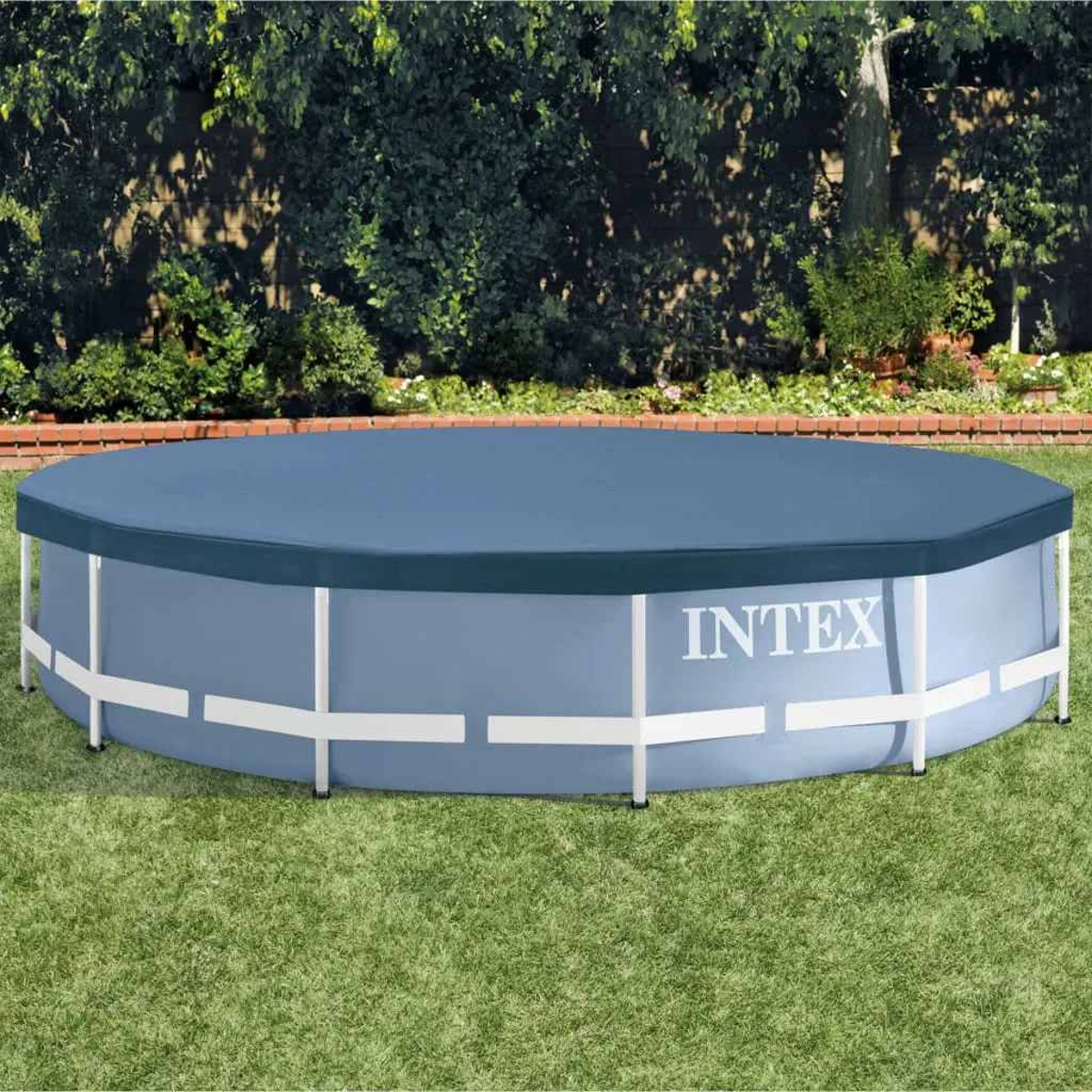 Ein blaues INTEX-Pool mit einer grauen Abdeckung steht auf einem Rasen.