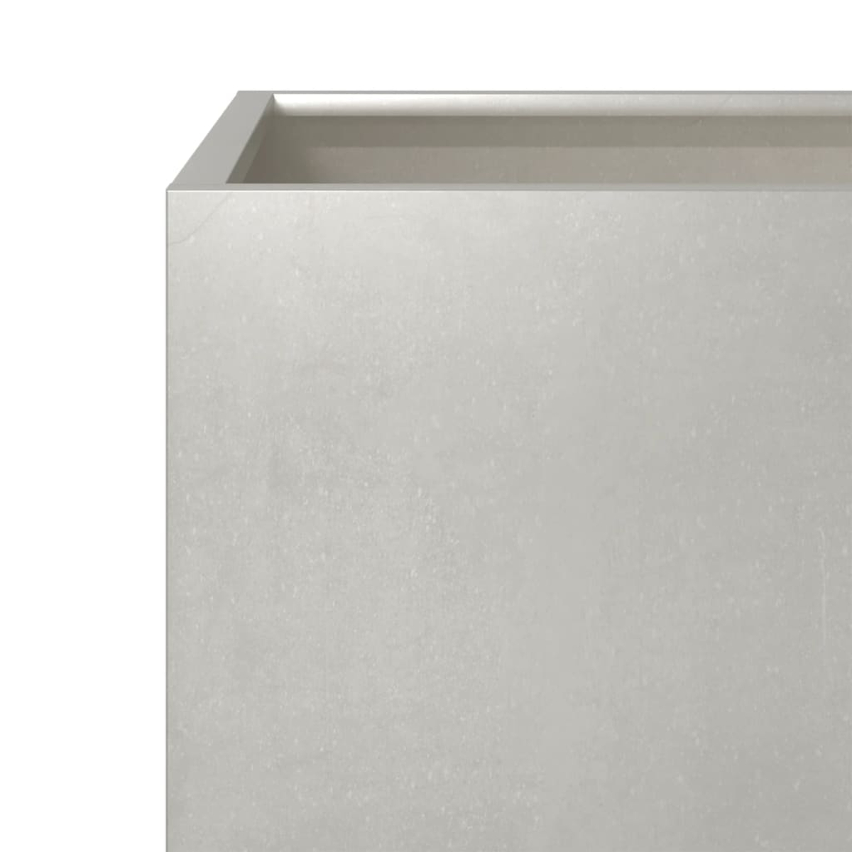 Un fioriera rettangolare grigia con bordo metallico. Vista ravvicinata.