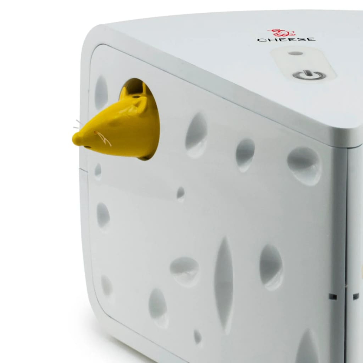 Un topo giallo sbircia da una scatola bianca a forma di formaggio.