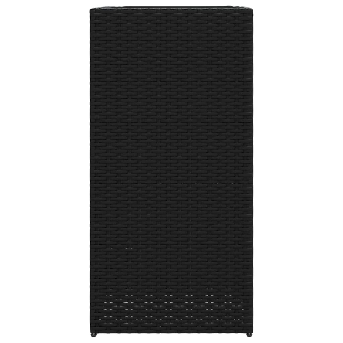 Un armadio nero in rattan dal design rettangolare e texture intrecciata.