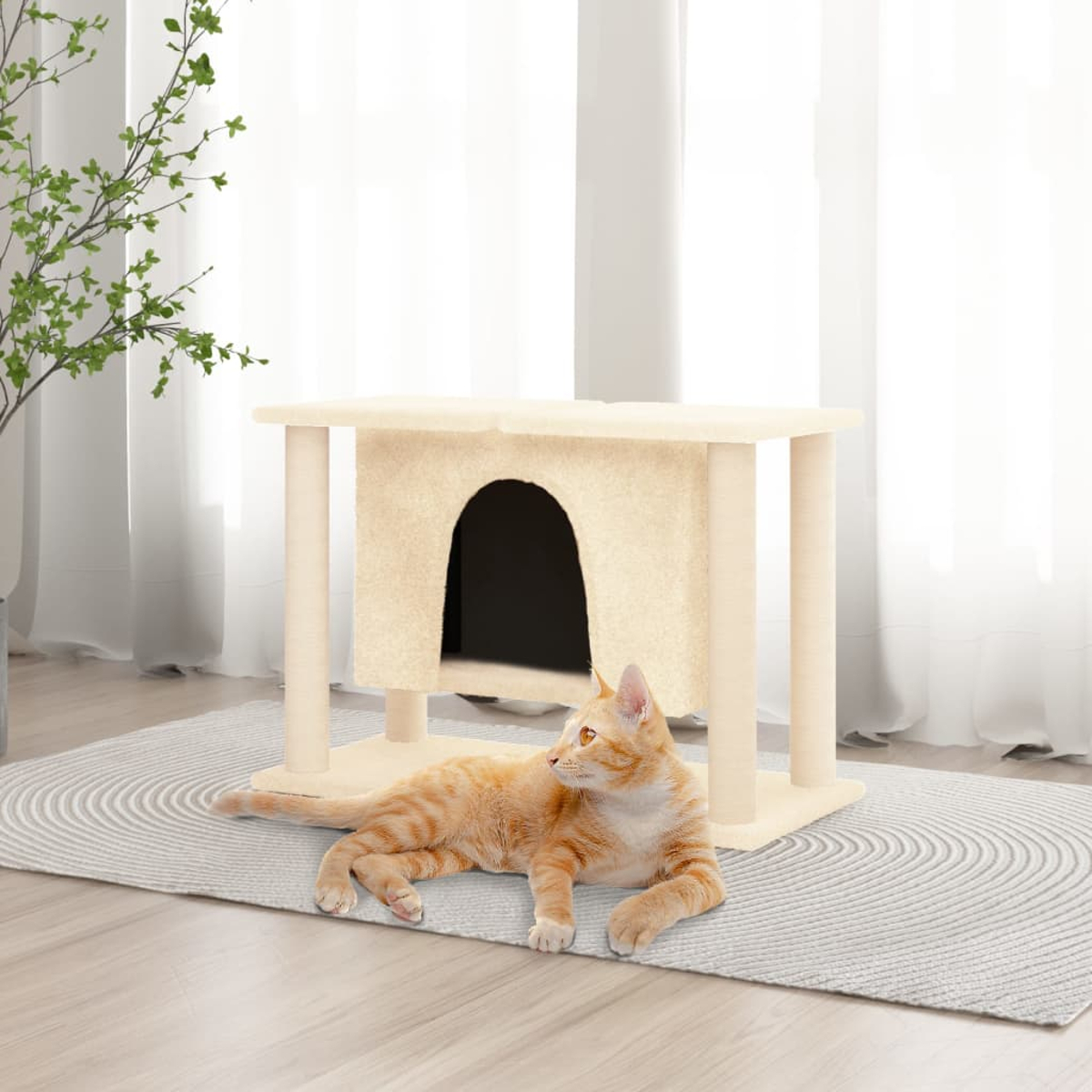 Eine orangefarbene Katze liegt neben einem beigen Kratzbaum mit einem runden Teppich.