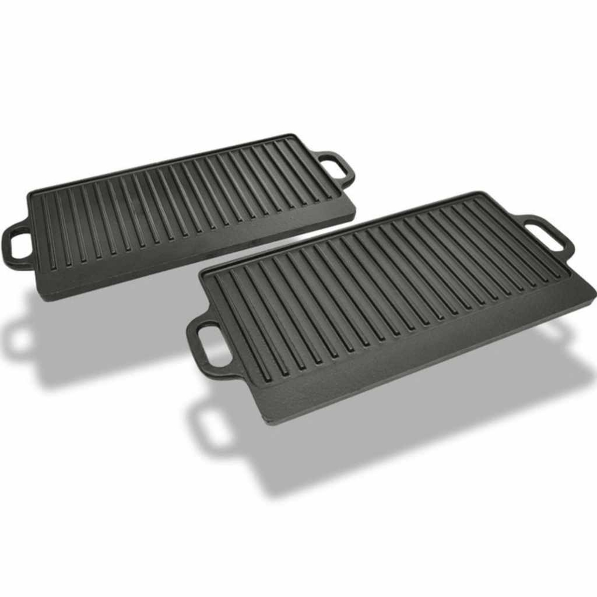 Dos planchas de hierro fundido con ranuras y asas sobre fondo blanco.