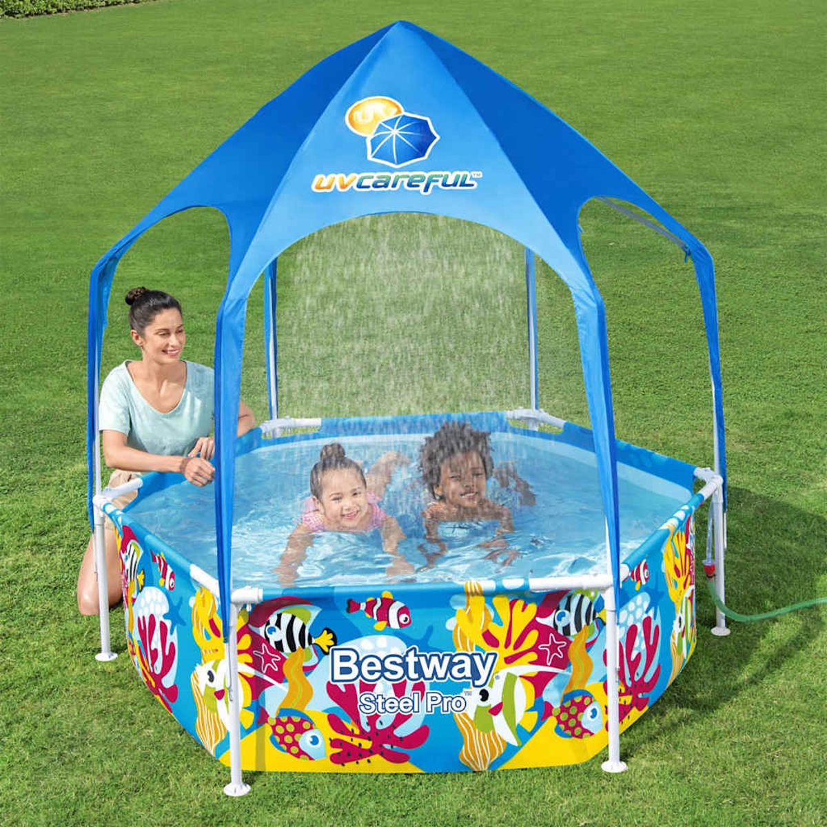Donna guarda due bambini giocare in una piscina colorata con tettoia.