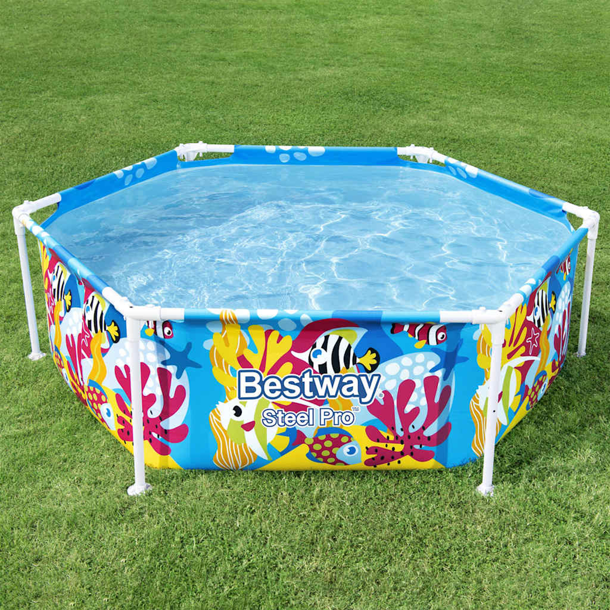Una piscina gonfiabile blu con grafica sottomarina colorata su prato verde.