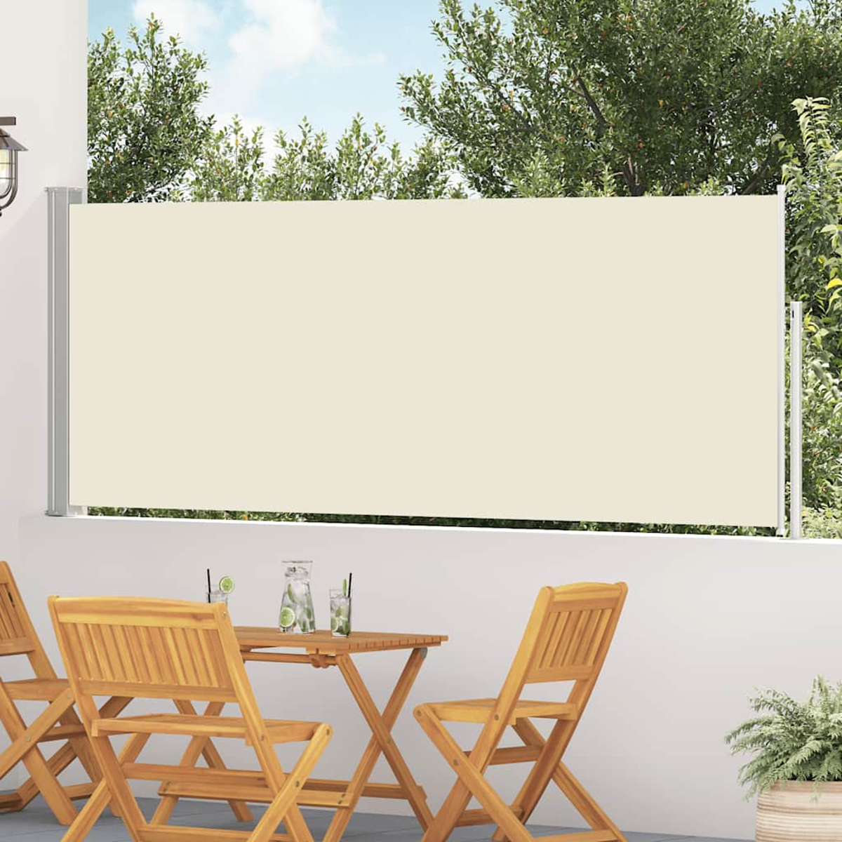 Una tenda da sole retrattile su un patio con tavoli e sedie in legno.
