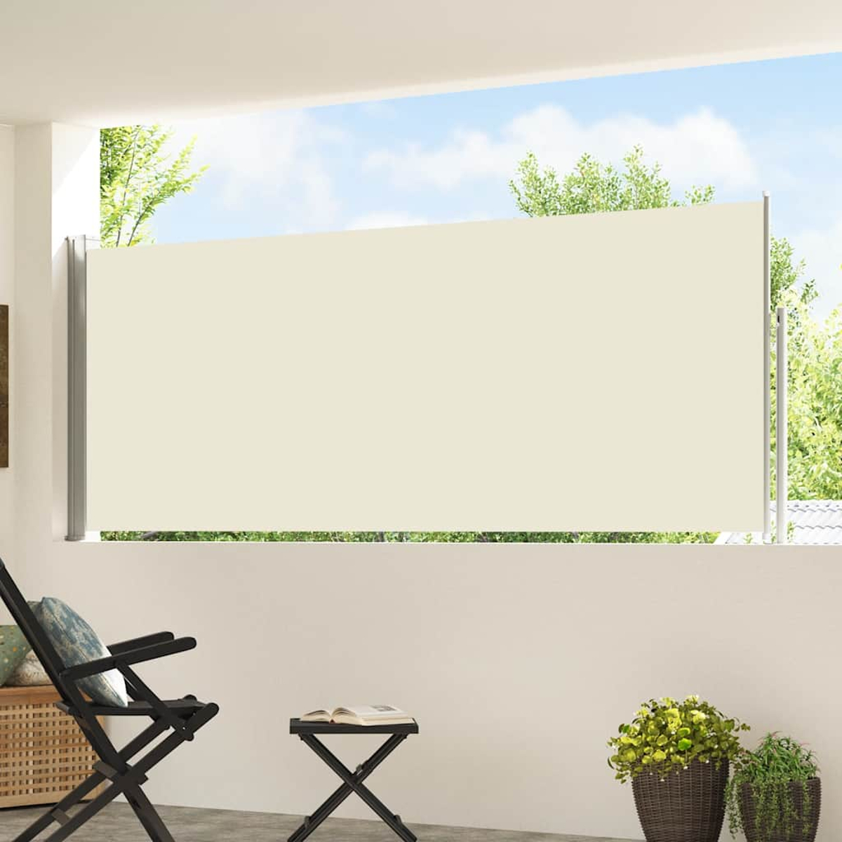 Una tenda da sole retrattile ombreggia un patio. Davanti ci sono una sedia e un tavolino.