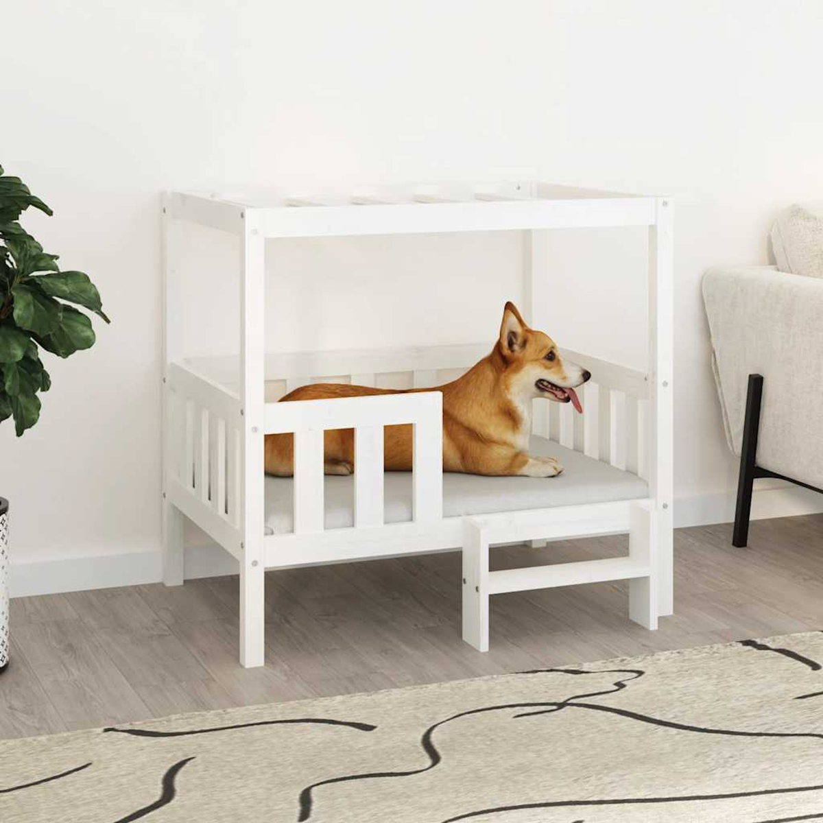 Ein Hund liegt in einem weißen Hundebett mit Baldachin auf einer grauen Matte.