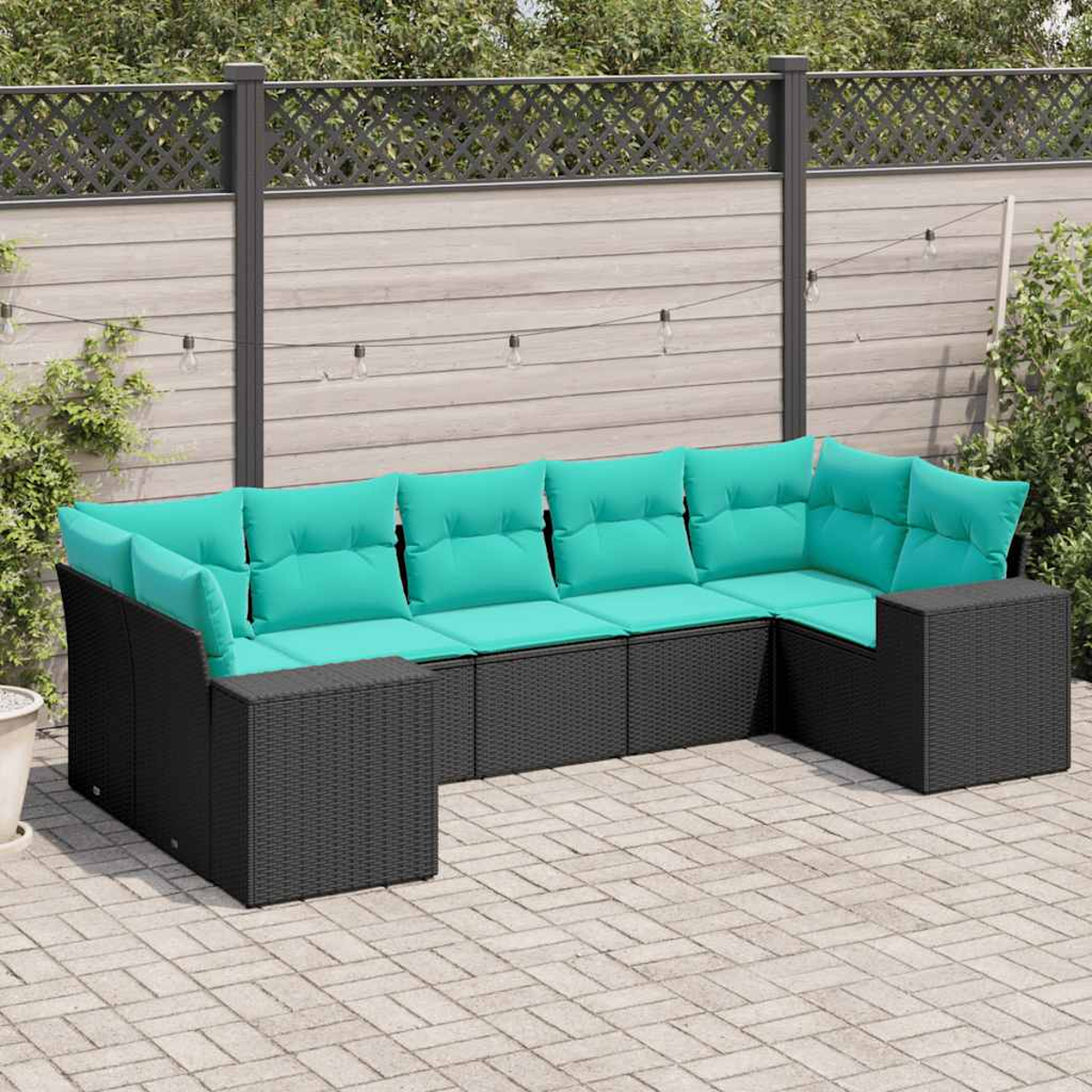 Ein schwarzes Rattansofa mit türkisen Kissen steht auf einer gepflasterten Terrasse.