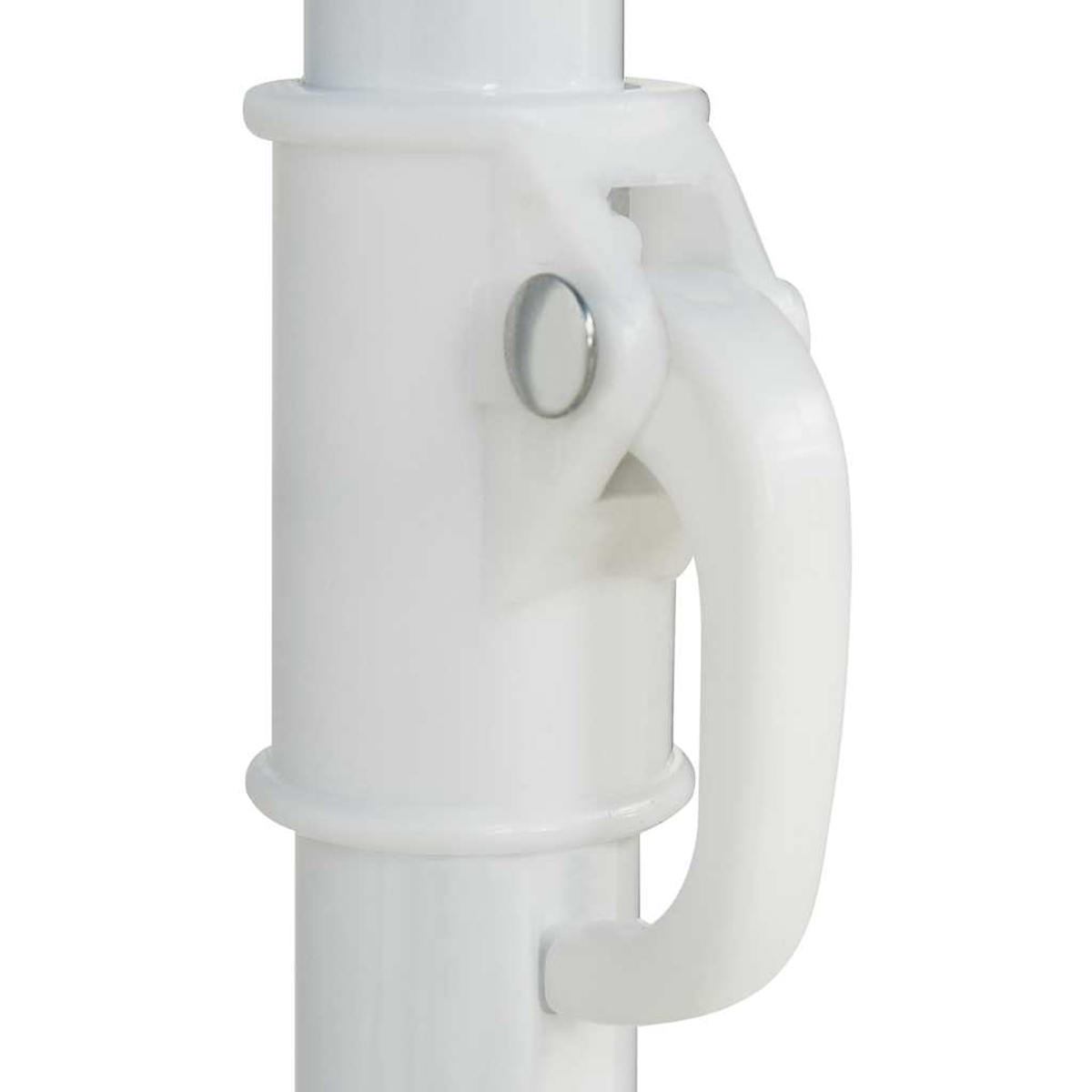 Ein weißer Plastikgriff ist an einem weißen Rohr befestigt.
