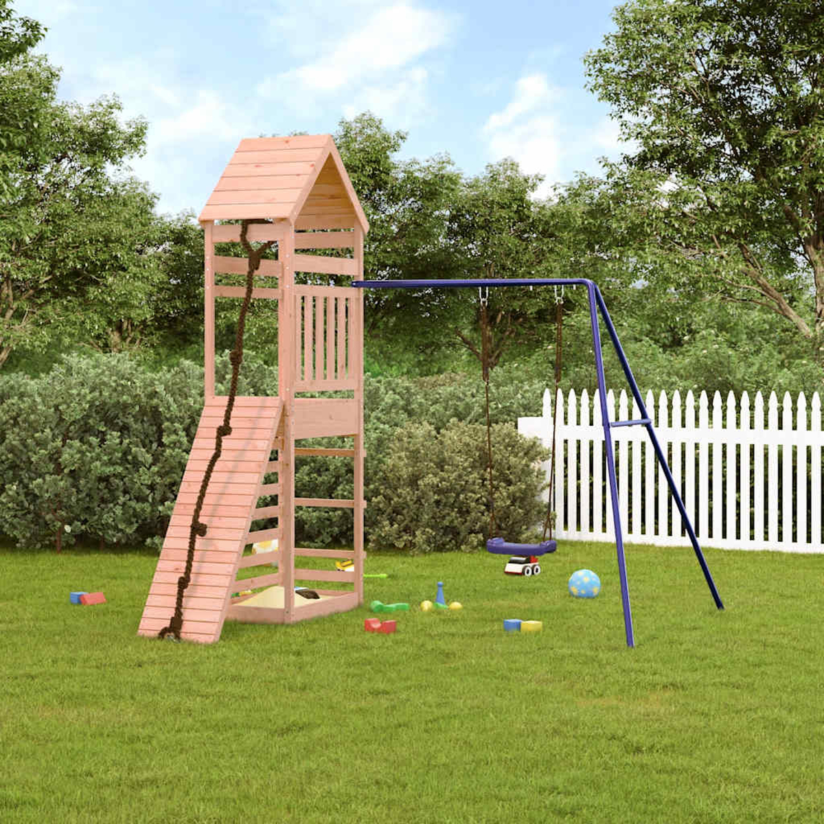 Ein hölzerner Spielturm mit Rutsche und Strickleiter, daneben eine blaue Schaukel.