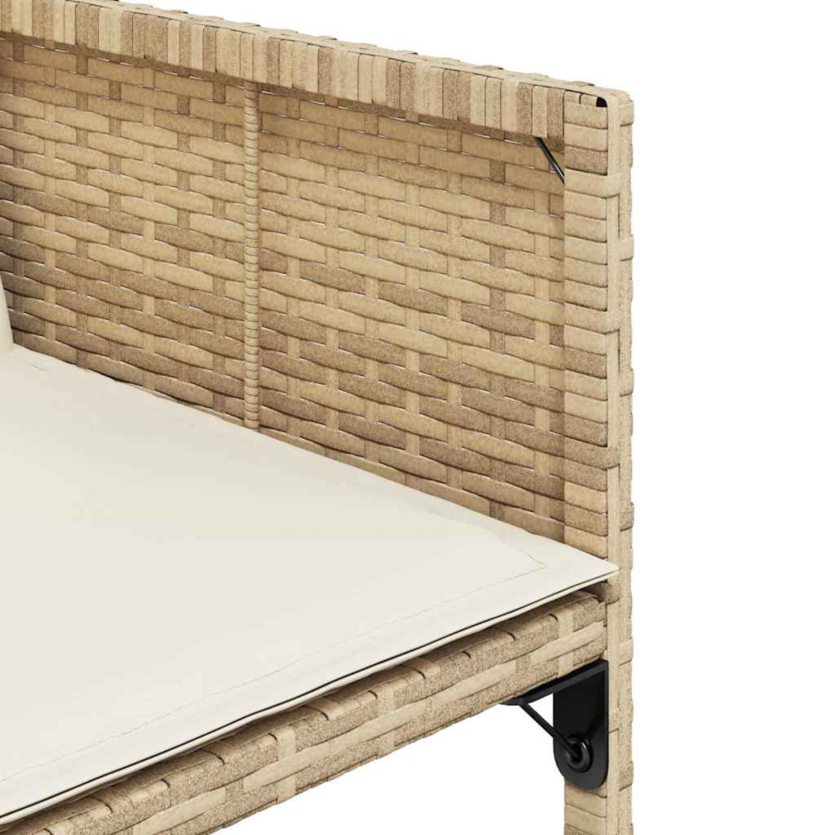 Nahtloser Ausschnitt eines beige Korbmöbel-Sofas mit cremefarbener Polsterung und schwarzer Metallhalterung.