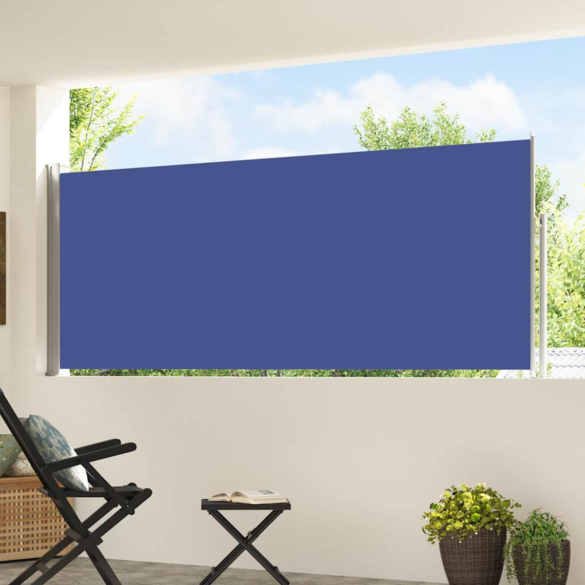 Una tenda da sole retrattile blu ombreggia un patio con sedia, tavolo e piante.