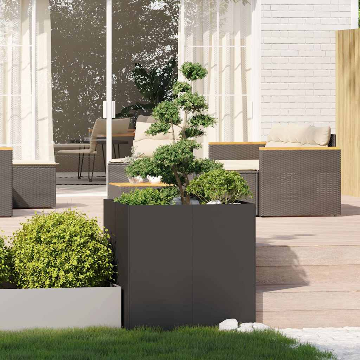 Patio moderno con fioriera scura, alberi e mobili in rattan. Area salotto esterna.