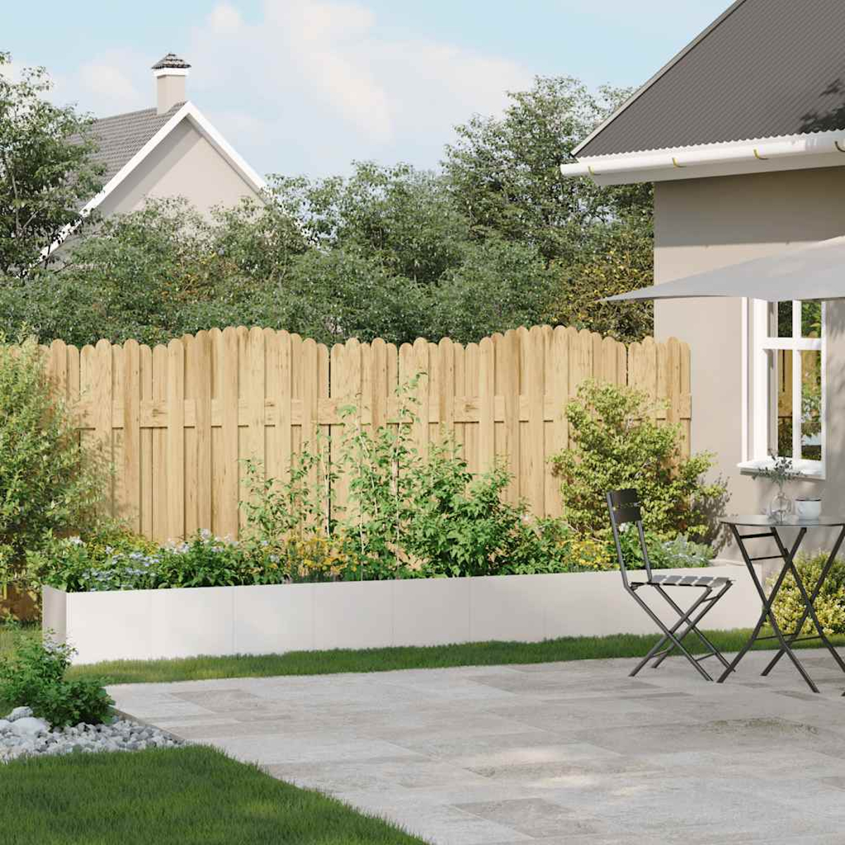 Recinzione in legno con mobili da giardino e casa sullo sfondo, soleggiato.