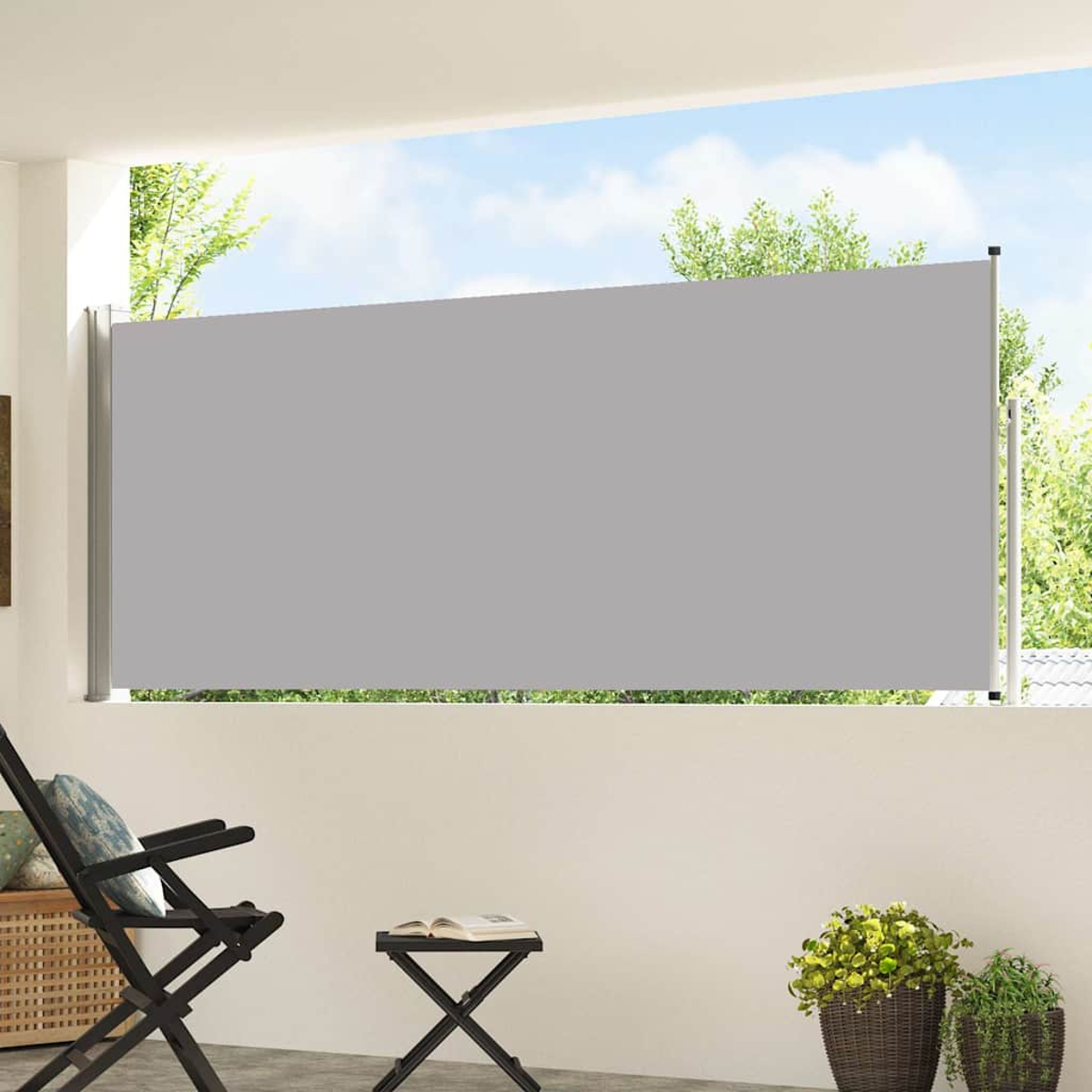 Una tenda da sole retrattile grigia copre un balcone con sedia, tavolo e piante.