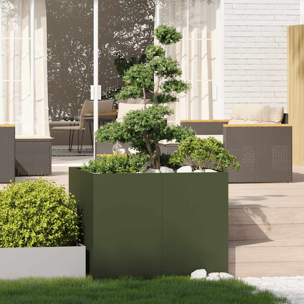 Ein Bonsai-Baum in einem dunklen, rechteckigen Topf auf einer Holzterrasse mit Möbeln.