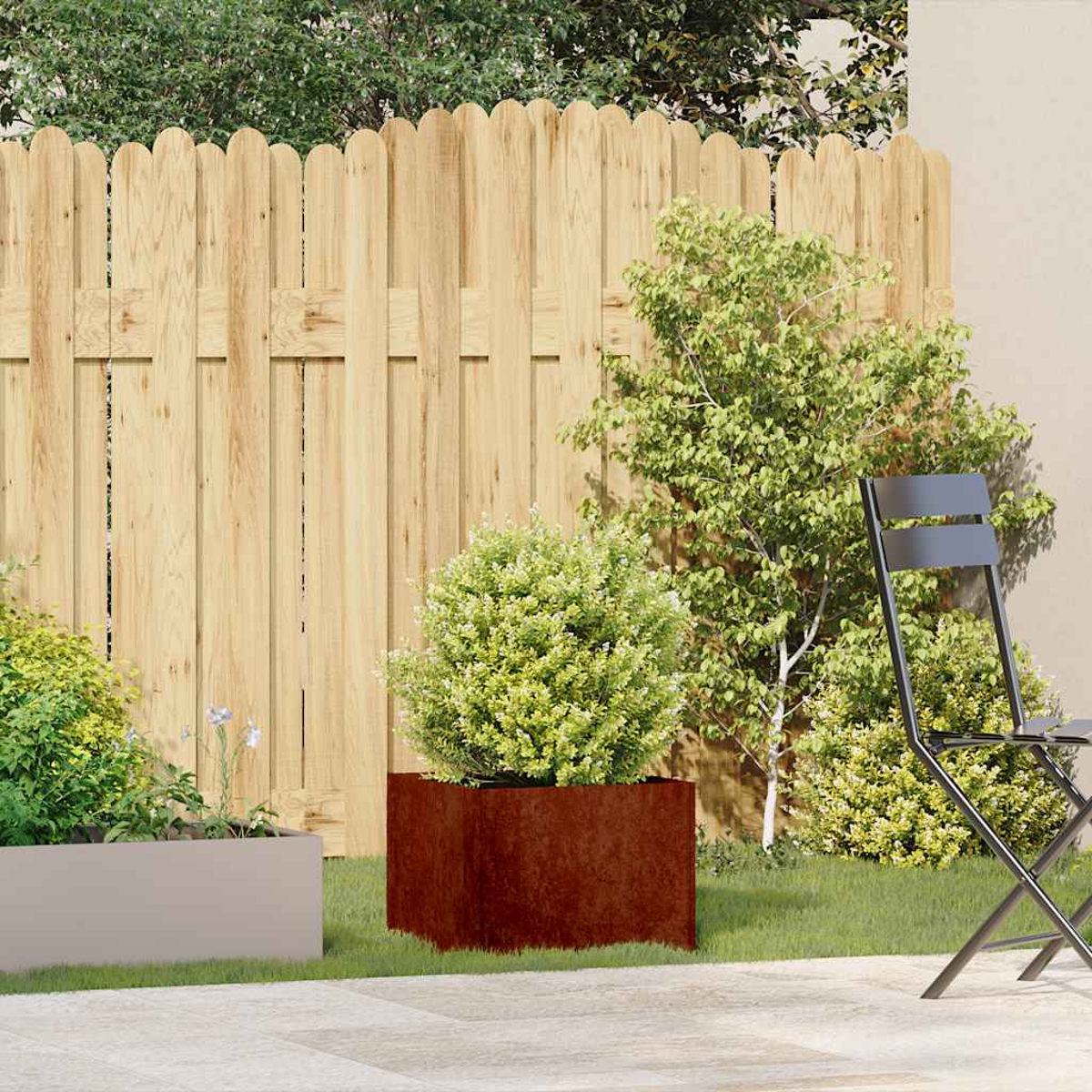 Un giardino con recinzione in legno, cespugli, fioriere e una sedia.