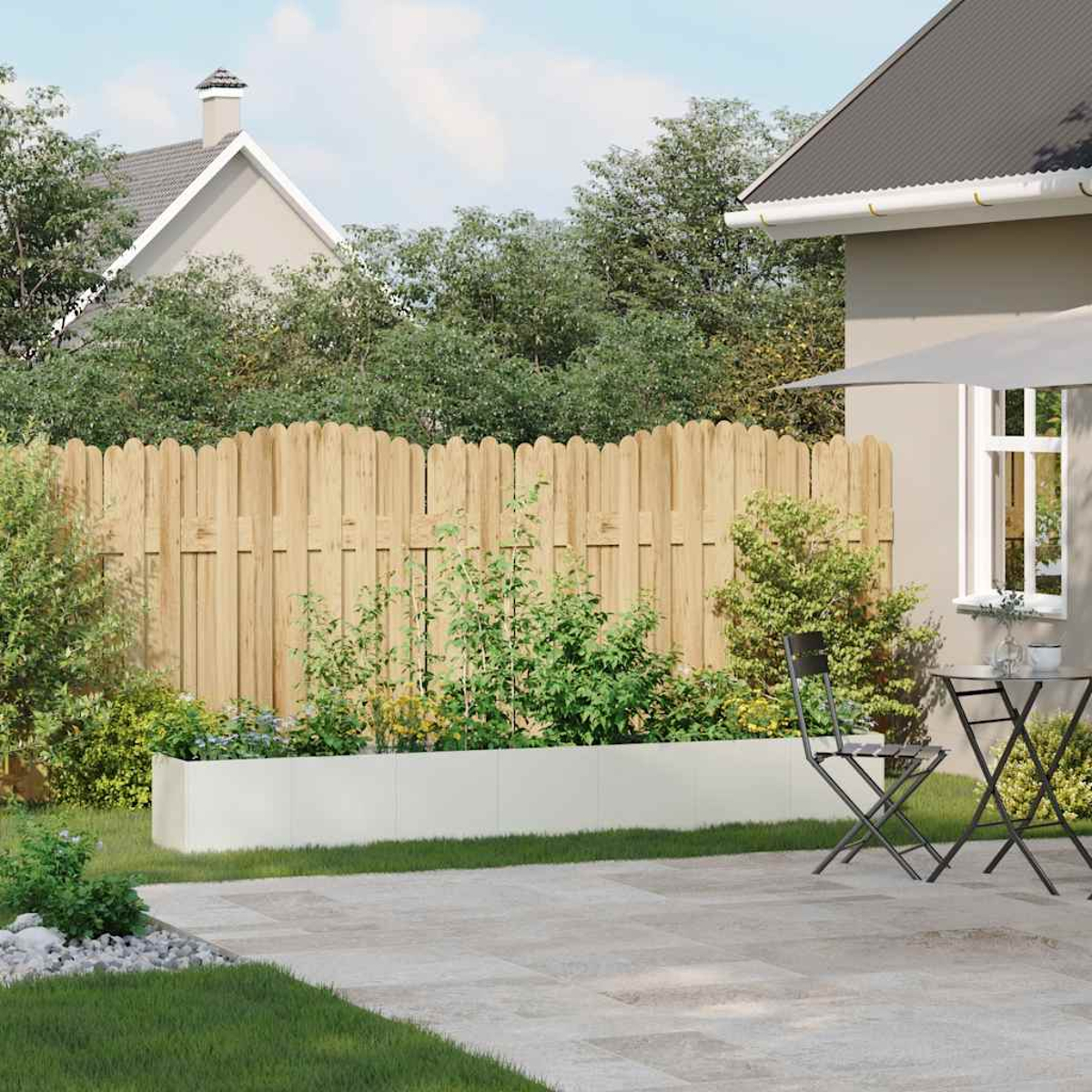 Una scena di giardino con recinzione in legno, aiuola rialzata e patio.