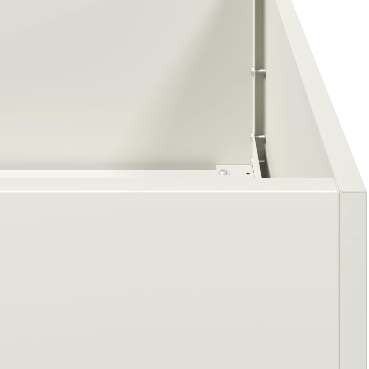 Primo piano di una scatola bianca con cerniere e viti metalliche.