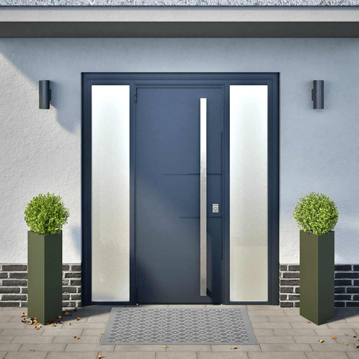 Eine dunkelblaue Haustür mit zwei Glasfeldern und zwei Pflanzenkübeln daneben.