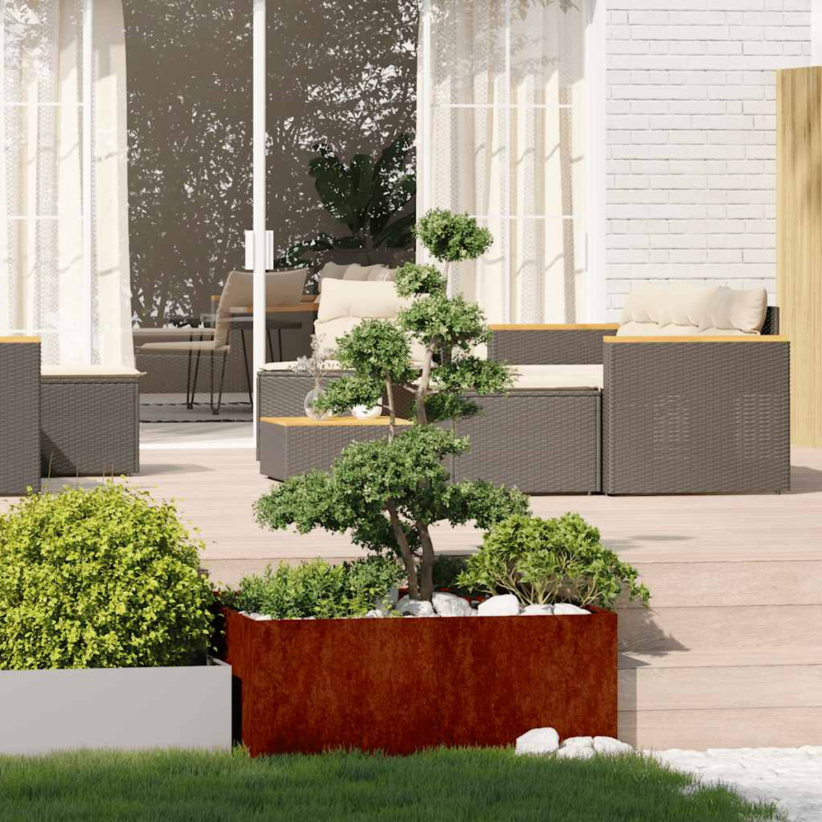 Una moderna area salotto all'aperto con divani in rattan marrone, tavoli in legno e piante.
