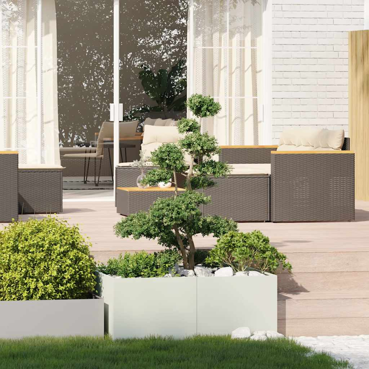 Moderna lounge da esterno su terrazza in legno con bonsai.