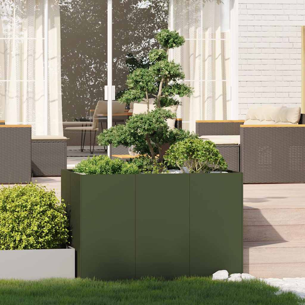Un fioriera rettangolare verde scuro con alberi e cespugli su un ponte di legno.