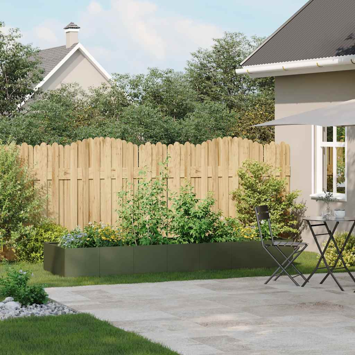 Un giardino con recinzione in legno, aiuola rialzata e zona salotto.