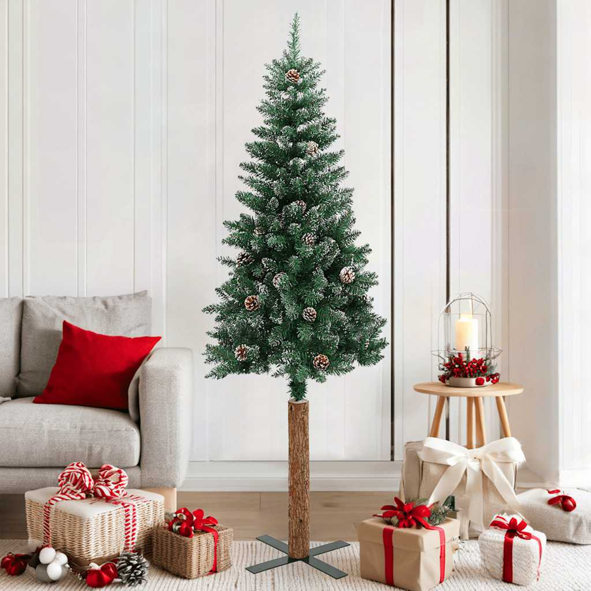 Ein geschmückter Weihnachtsbaum mit Geschenken und einem Sofa im Hintergrund.