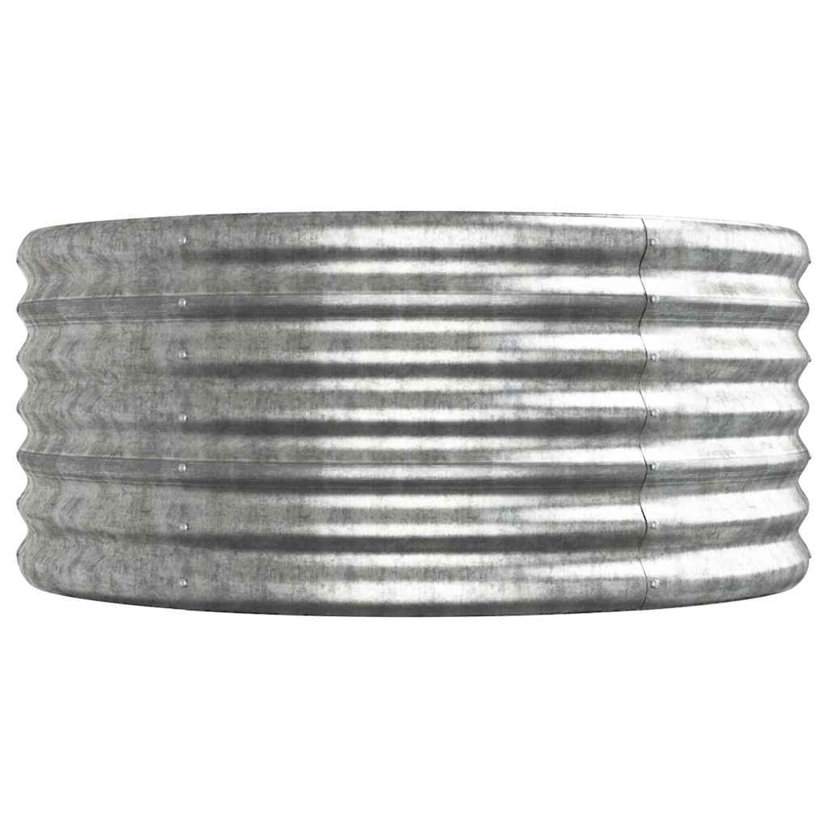 Ein rundes, gewelltes Metallfass mit Nieten, isoliert vor weißem Hintergrund.