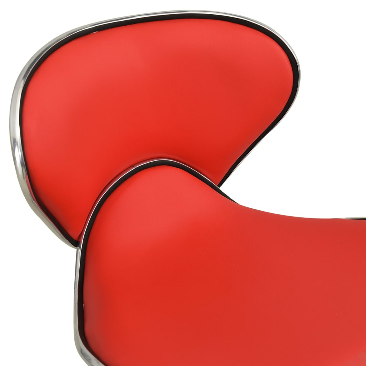 Primer plano de un asiento rojo con borde cromado sobre fondo blanco.