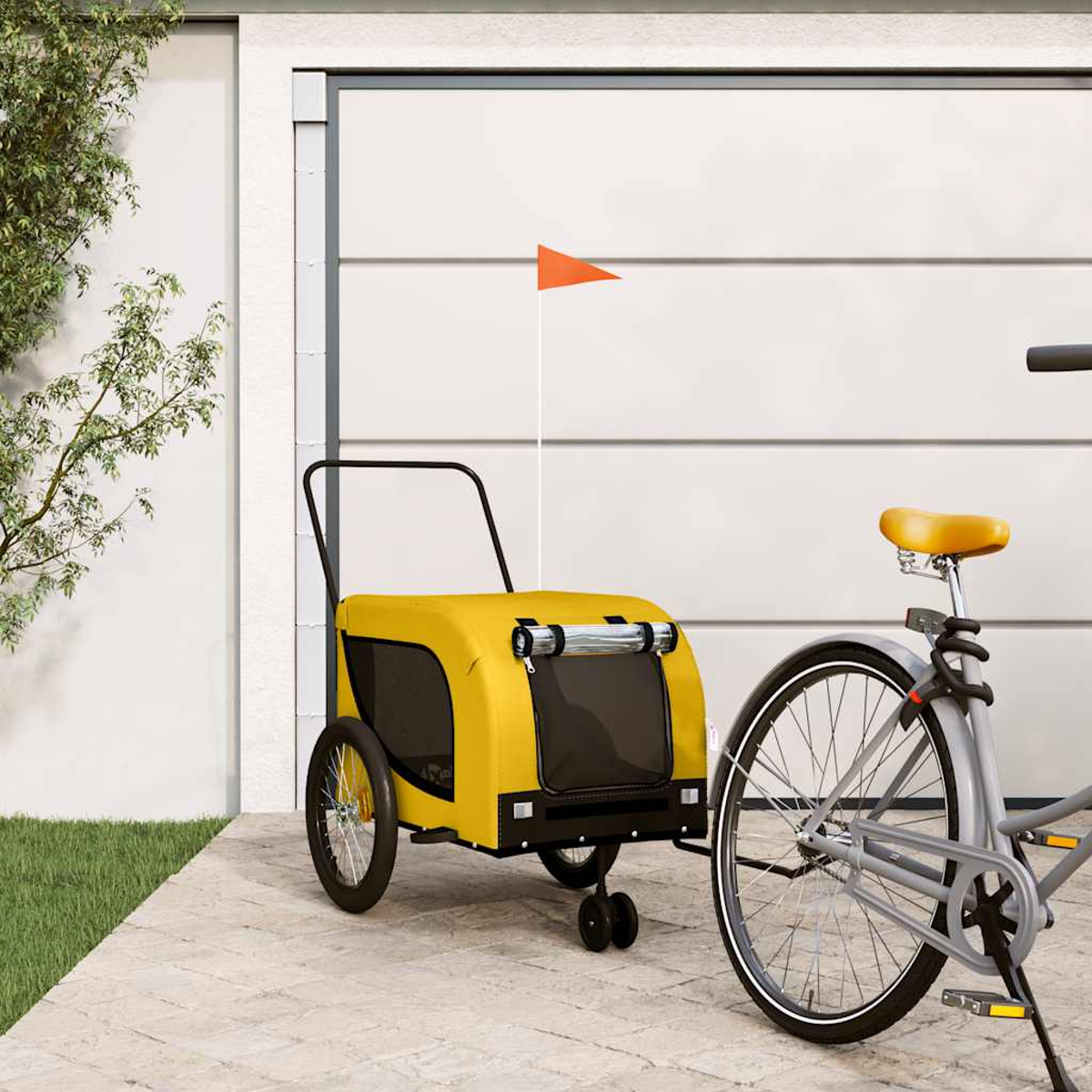 Ein gelber Fahrradanhänger mit orangefarbener Flagge steht neben einem Fahrrad.