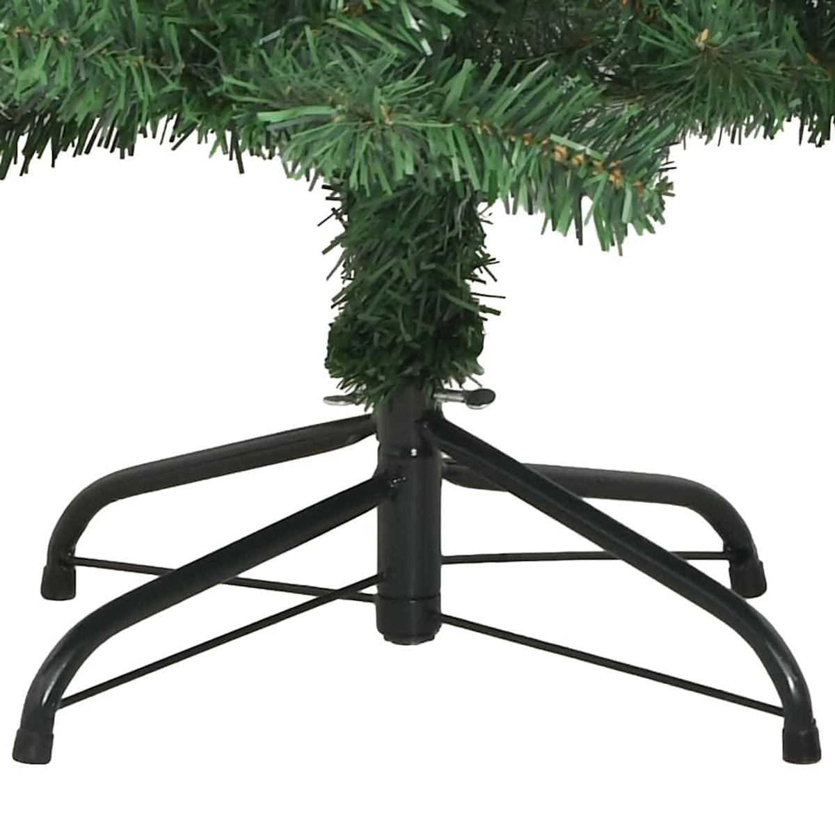 Grüner Weihnachtsbaumständer aus Metall mit grünen Zweigen, weißer Hintergrund.
