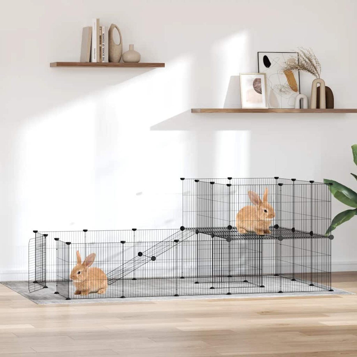 Zwei Kaninchen in einem modularen Drahtgehege mit Rampe und Ebenen auf einem grauen Teppich.