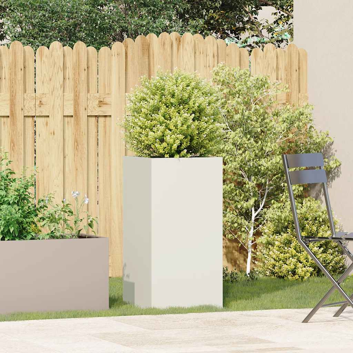 Un giardino con recinzione in legno, due fioriere e una sedia.