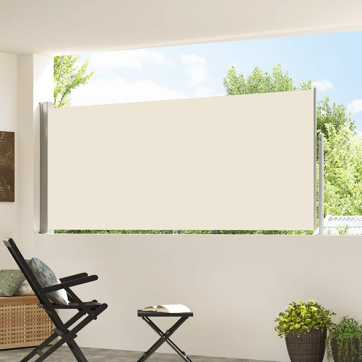 Eine beige Markise bedeckt ein Fenster, davor ein schwarzer Stuhl und ein kleiner Tisch.