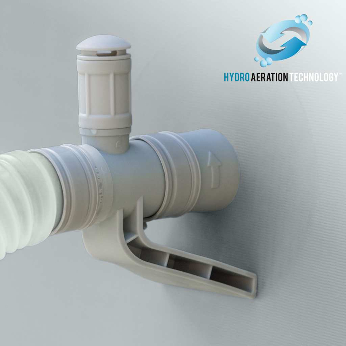 Grauer Ventiladapter mit Griff und Schlauchanschluss an einer Wand.
