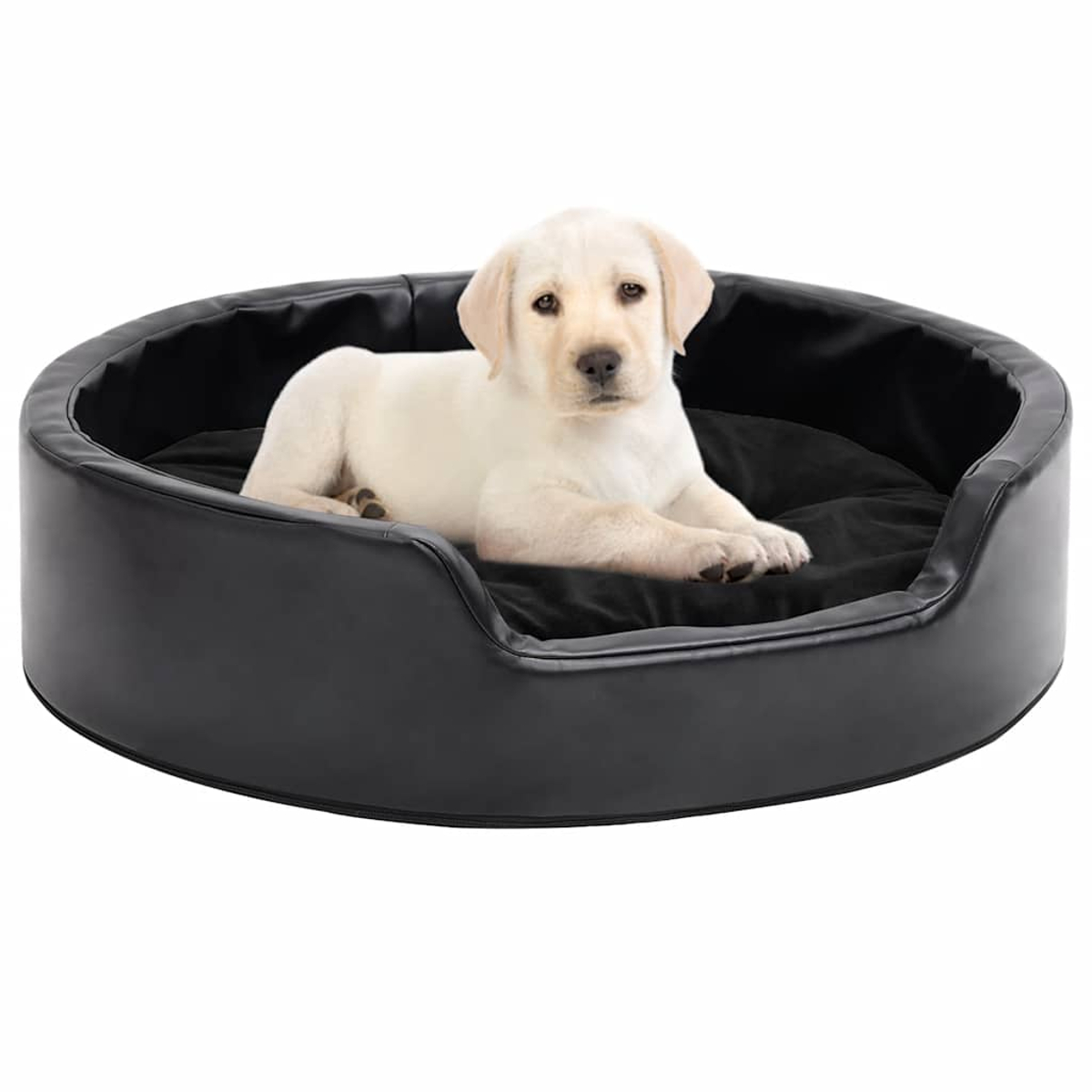 Ein heller Labrador-Welpe liegt in einem runden schwarzen Hundebett.