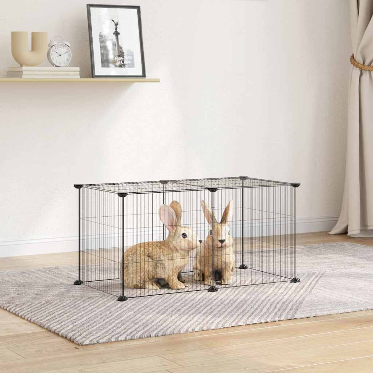 Zwei Kaninchen in einem schwarzen Drahtkäfig auf einem Teppich.
