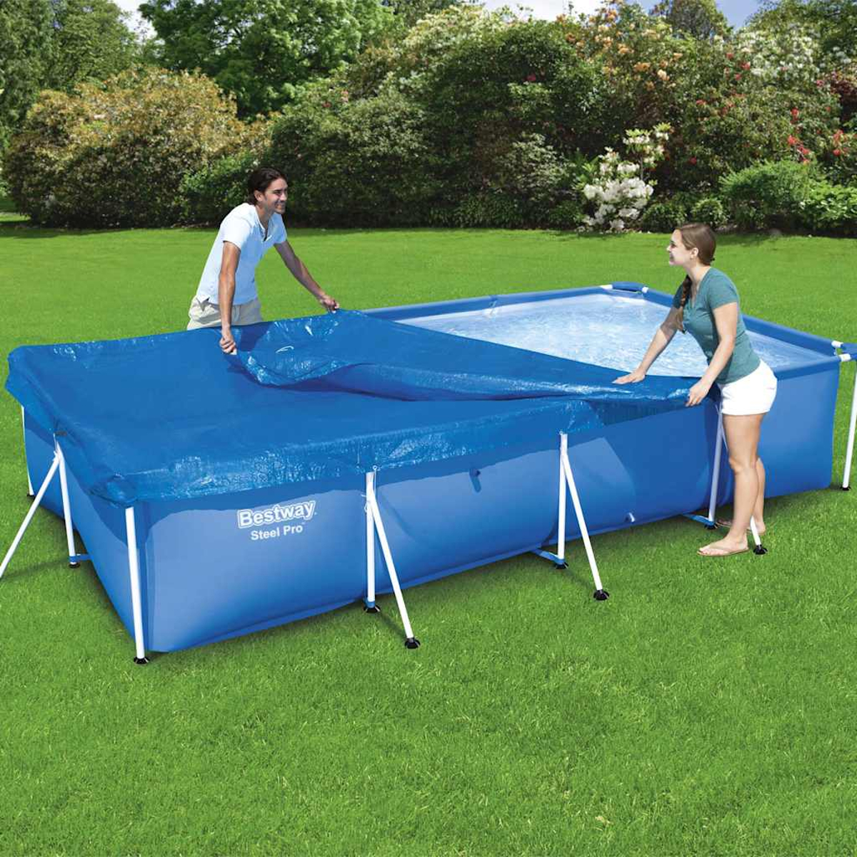 Zwei Personen legen eine blaue Poolabdeckung über einen rechteckigen Pool im Garten.