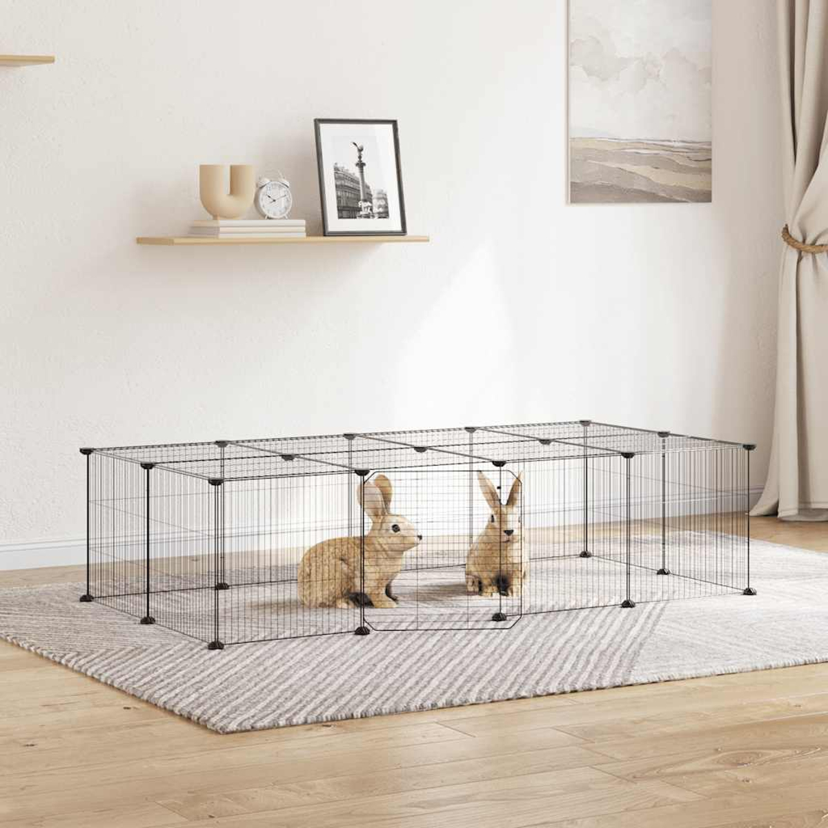 Zwei Kaninchen in einem rechteckigen Drahtkäfig auf einem Teppich in einem Zimmer.